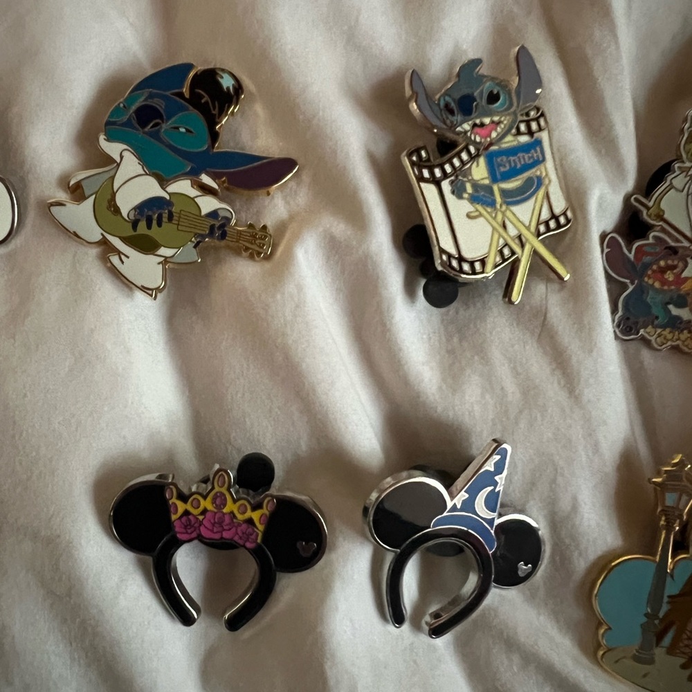 Random Disney pins - Picture 7 of 13